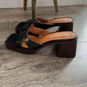 Belles sandales portées uniquement à l'intérieur. État neuf.